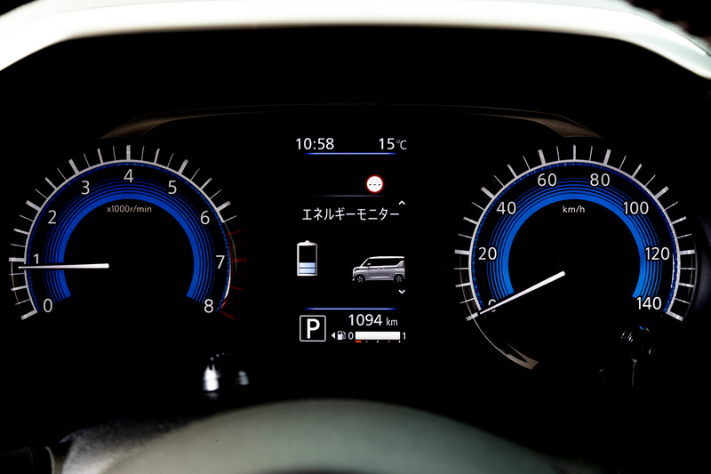 ホワイトとブルーを組み合わせたメーターパネル。中央に配置されるアドバンスドドライブアシストディスプレイにはエネルギーモニターやタイヤアングルガイドなども表示できる