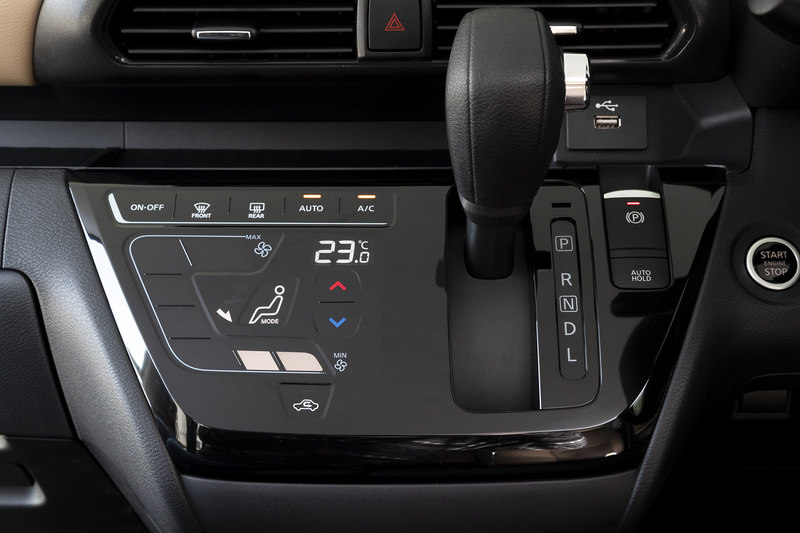 シフトは扱いやすいストレートゲートタイプ。Sグレード以外にはタッチパネル式のオートエアコンを標準装備