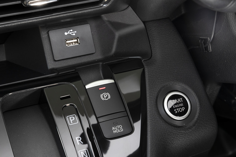 プロパイロット付グレードはパーキングブレーキが電動式になる。そのほかのグレードは足踏み式を採用