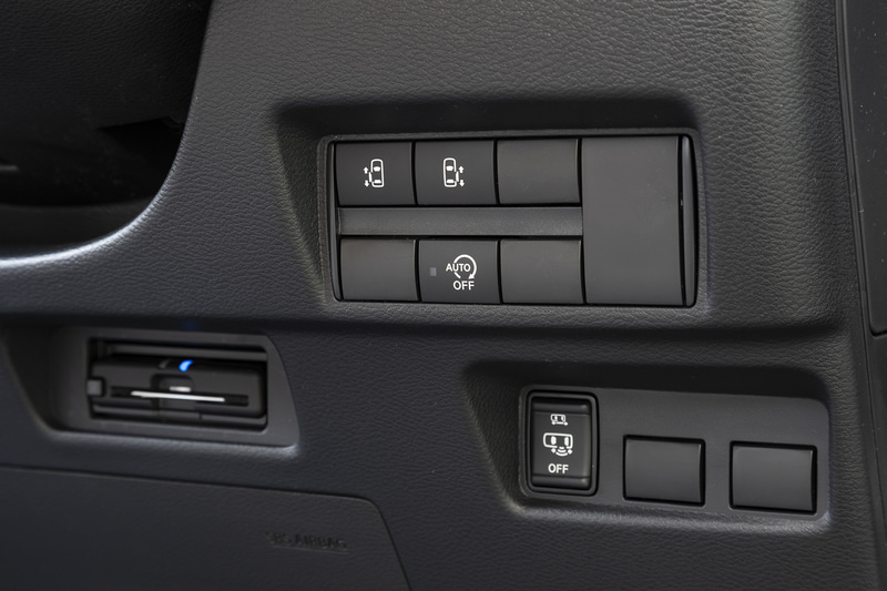 ステアリングコラム右側にはオートスライドドアスイッチに加え、ハンズフリーオートスライドドアのスイッチも