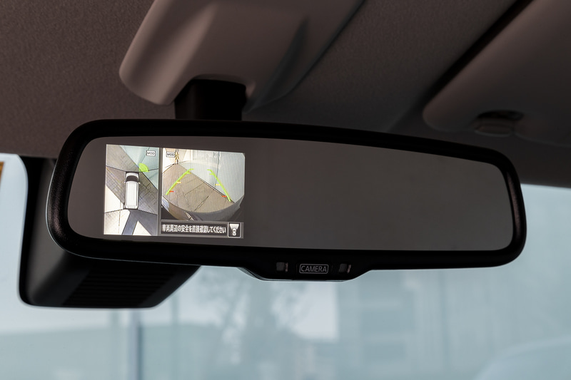 Sグレード以外にディスプレイ付自動防眩式ルームミラーとインテリジェントアラウンドビューモニターが標準