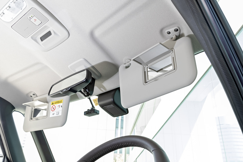 運転席バニティミラーは全車、助手席側はS、Xグレード以外に標準