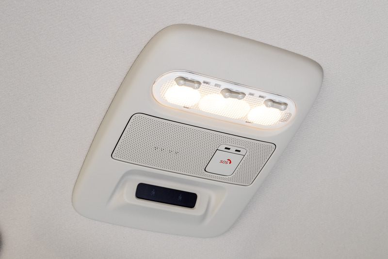 バックミラー後方にルームランプやシートベルトリマインダーなどを配置。ハイウェイスターには「SOSコールスイッチ」も標準（利用には別途登録などが必要）