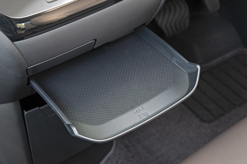 インパネ中央に引き出し式のトレーを装備。カップホルダーとの組み合わせも可能