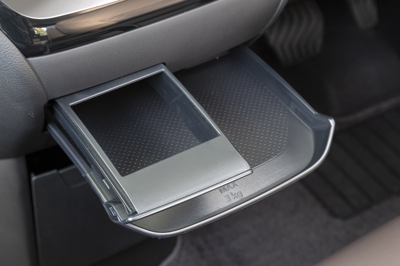 インパネ中央に引き出し式のトレーを装備。カップホルダーとの組み合わせも可能
