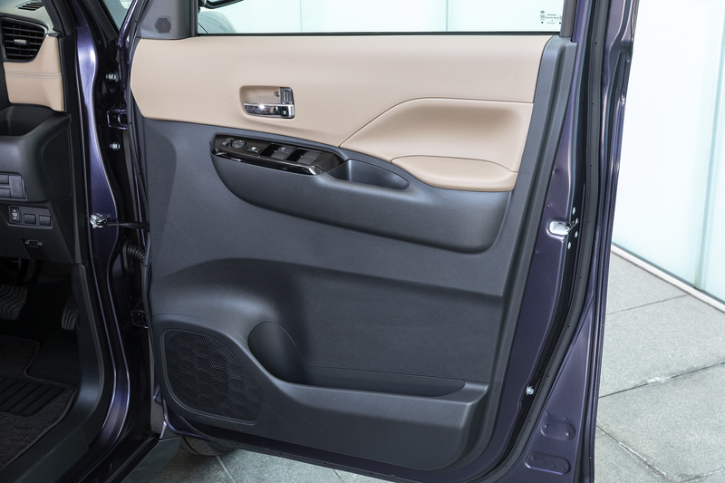 運転席ドアトリム。下部には大型のポケットを用意