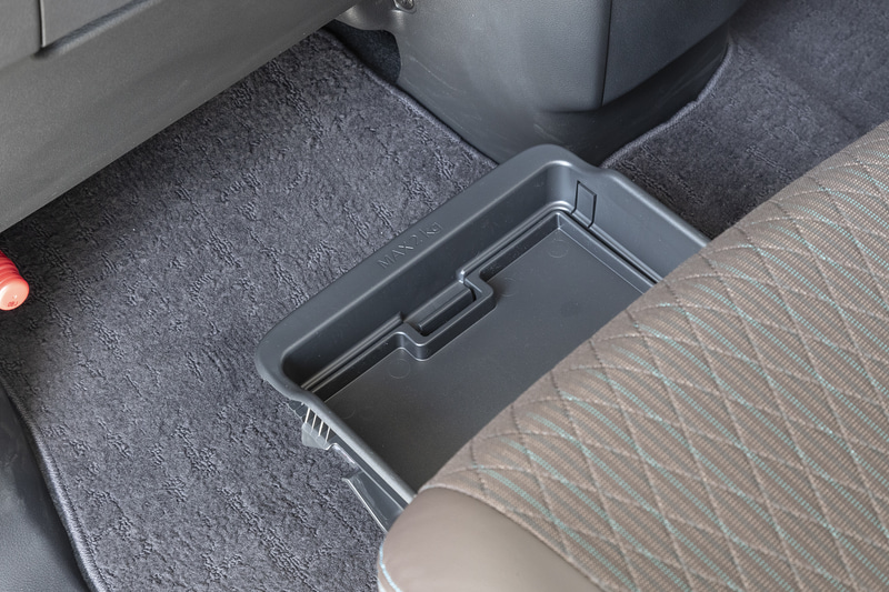 助手席下には後席からも引き出せるアンダーボックスを装備。車検証が収納できるスペースもある