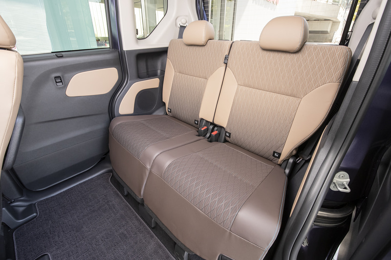 リアシートは5：5分割可倒式