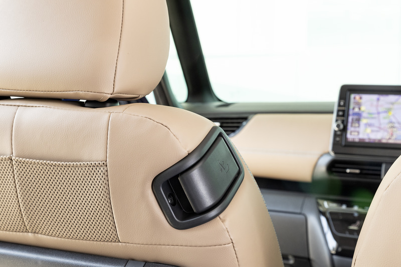 運転席側から操作可能な助手席の前倒しレバーを装備