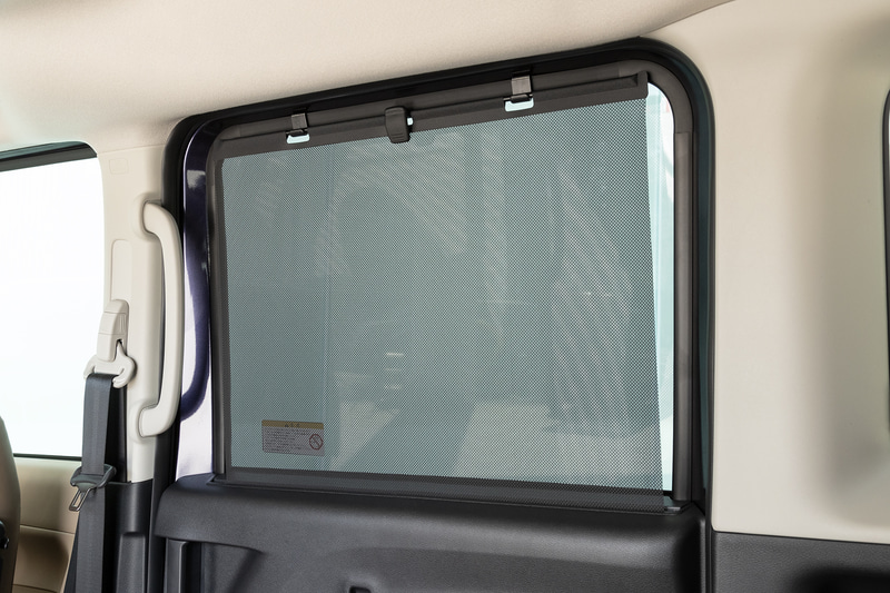 ロールサンシェードもオプションの“快適パック”による装備