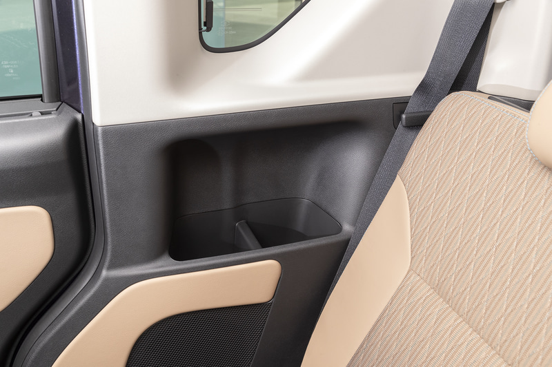 後席用カップホルダーはボディ側に用意される