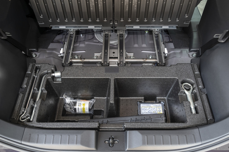 ラゲッジ下部にはパンク修理キットやツール類が収るとともに収納スペースとしても利用可能