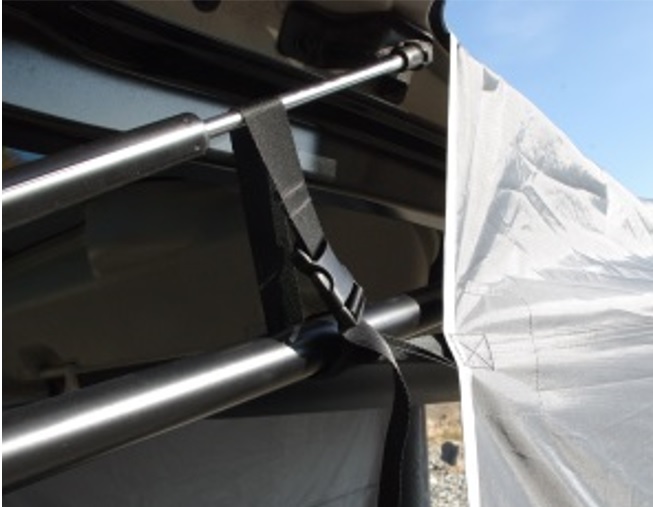 クルマ側の取り付けはプラスチックバックル付きベルトで装着