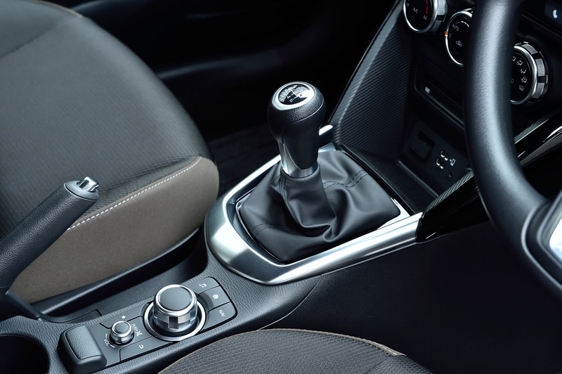 MAZDA2 15S PROACTIVEのインテリア。MAZDA2ではいつまでも乗っていたくなる居心地のよい空間を目指し、インテリアデザインとカラーコーディネートで上質さと遊び心を両立。静粛性についても、人の音の聞こえ方を研究することでより静かで会話のしやすい空間を実現したという