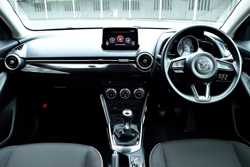 MAZDA2 15S PROACTIVEのインテリア。MAZDA2ではいつまでも乗っていたくなる居心地のよい空間を目指し、インテリアデザインとカラーコーディネートで上質さと遊び心を両立。静粛性についても、人の音の聞こえ方を研究することでより静かで会話のしやすい空間を実現したという