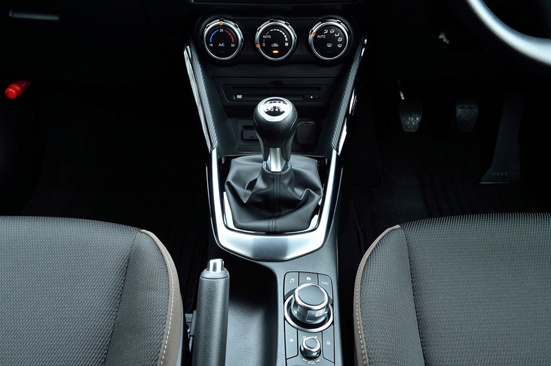 MAZDA2 15S PROACTIVEのインテリア。MAZDA2ではいつまでも乗っていたくなる居心地のよい空間を目指し、インテリアデザインとカラーコーディネートで上質さと遊び心を両立。静粛性についても、人の音の聞こえ方を研究することでより静かで会話のしやすい空間を実現したという