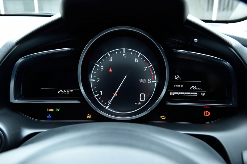 MAZDA2 15S PROACTIVEのインテリア。MAZDA2ではいつまでも乗っていたくなる居心地のよい空間を目指し、インテリアデザインとカラーコーディネートで上質さと遊び心を両立。静粛性についても、人の音の聞こえ方を研究することでより静かで会話のしやすい空間を実現したという