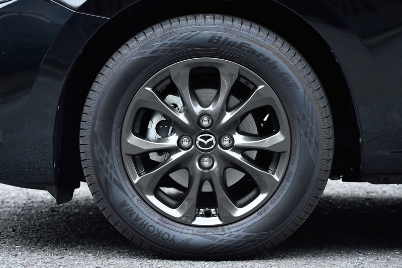 MAZDA2 15S PROACTIVEが装着するのは、用品オプションのガンメタリック塗装版（メーカーオプション品はガンメタリック塗装ではない）15インチアルミホイール。タイヤは横浜ゴム「ブルーアース GT」（185/65R15）