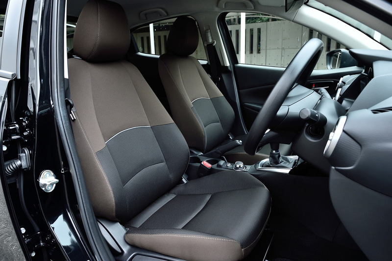 運転席6Wayパワーシート＆ドライビングポジションメモリー機能や自動防眩ルームミラーといった装備も用意され、快適性や利便性を高めている