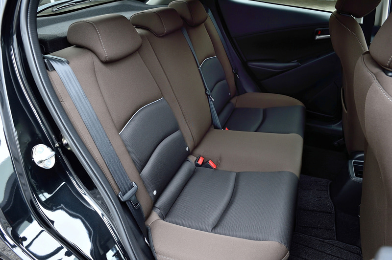 運転席6Wayパワーシート＆ドライビングポジションメモリー機能や自動防眩ルームミラーといった装備も用意され、快適性や利便性を高めている