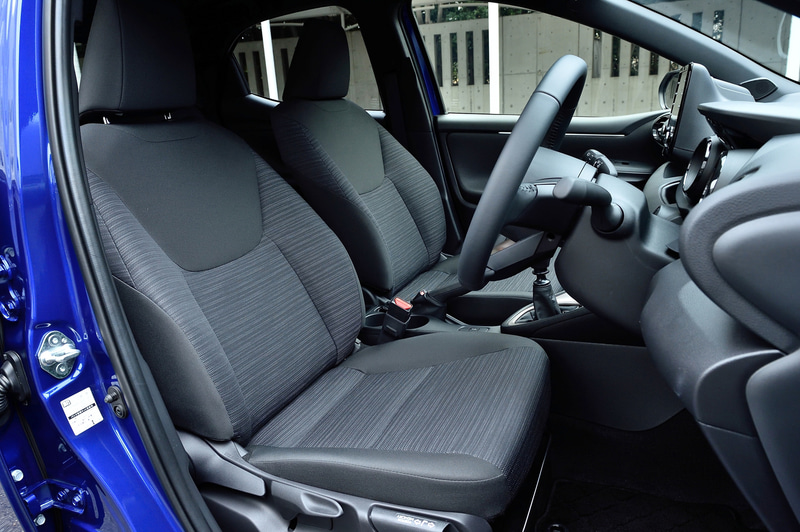 ヤリス Zの運転席にはトヨタ初の装備となる「イージーリターンシート」を採用。これはシートの前後ポジションを一定にキープしつつ、シートベース右側面の専用レバーでロックを解除することにより、シートを最後端までスライドできるというもの。電動パワーシートの一部で採用されている「メモリー機能」をロック機構の工夫で再現し、乗降性を高めている