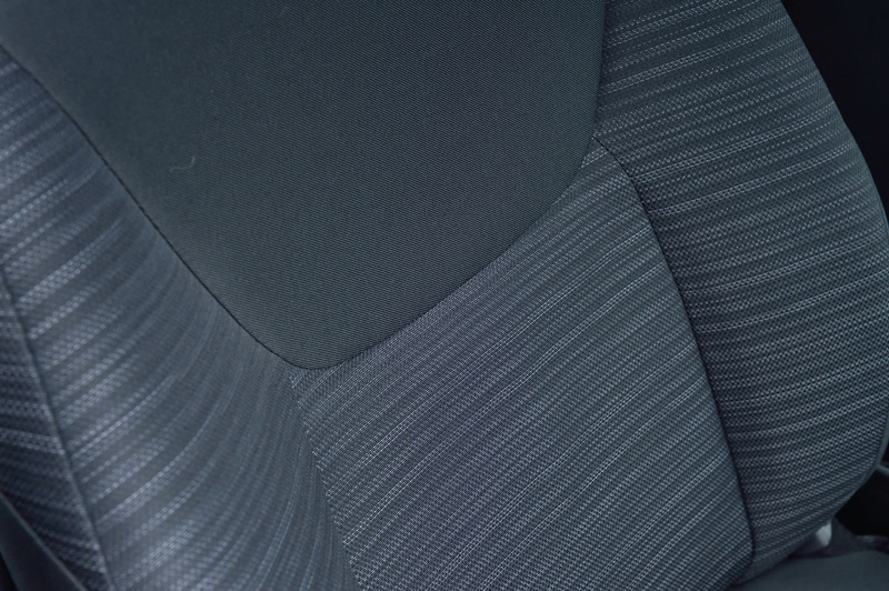 ヤリス Zの運転席にはトヨタ初の装備となる「イージーリターンシート」を採用。これはシートの前後ポジションを一定にキープしつつ、シートベース右側面の専用レバーでロックを解除することにより、シートを最後端までスライドできるというもの。電動パワーシートの一部で採用されている「メモリー機能」をロック機構の工夫で再現し、乗降性を高めている