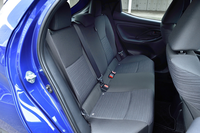 ヤリス Zの運転席にはトヨタ初の装備となる「イージーリターンシート」を採用。これはシートの前後ポジションを一定にキープしつつ、シートベース右側面の専用レバーでロックを解除することにより、シートを最後端までスライドできるというもの。電動パワーシートの一部で採用されている「メモリー機能」をロック機構の工夫で再現し、乗降性を高めている