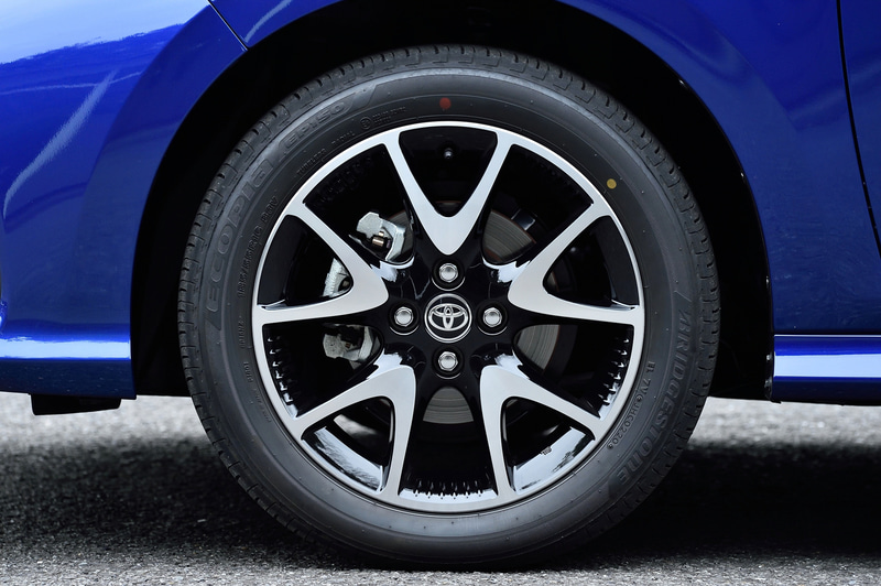 ヤリス Zが装着するのはオプションの切削光輝＋ブラック塗装の16インチアルミホイール。タイヤはブリヂストン「エコピア EP150」（185/55R16）を装着