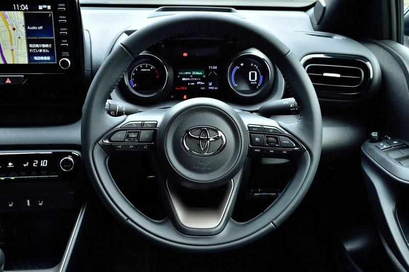 ヤリス Zのインテリア。新型ヤリスではインパネの高さを抑えて縦横比を横長にし、上級クラスの車内のようにワイドな空間を表現。ステアリング径はφ365mmとし、センターパッドも小型化してメーター類の視認性を向上させた
