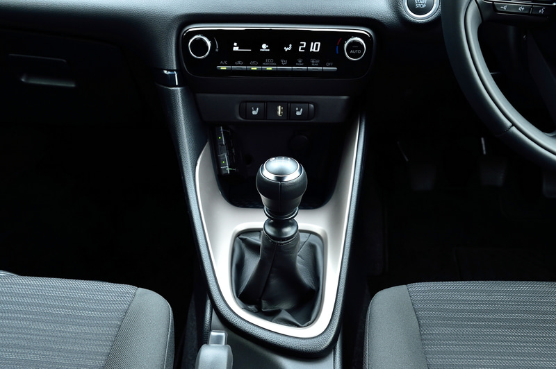 ヤリス Zのインテリア。新型ヤリスではインパネの高さを抑えて縦横比を横長にし、上級クラスの車内のようにワイドな空間を表現。ステアリング径はφ365mmとし、センターパッドも小型化してメーター類の視認性を向上させた