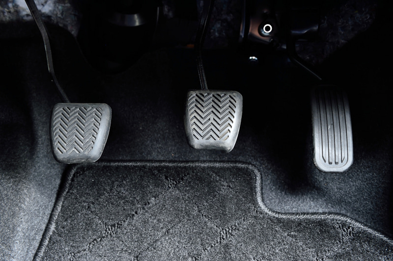 ヤリス Zのインテリア。新型ヤリスではインパネの高さを抑えて縦横比を横長にし、上級クラスの車内のようにワイドな空間を表現。ステアリング径はφ365mmとし、センターパッドも小型化してメーター類の視認性を向上させた