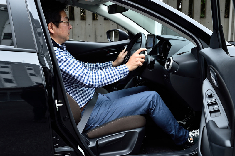 ヤリス（上）とMAZDA2（下）に座ってみたところ。時間が経過するにつれ、シートに対する印象が変わった。ウィンドウに直接投影するヤリスは見た目にもスマート。だが、着座位置によってはウィンドウの歪みに投影した表示類が重なり認識率がわるくなる。一方、MAZDA2は透過度の高い樹脂パネルに投影する方式。慣れるまで視界が部分的に遮られたような感覚になるが、文字は細部に至るまでくっきり。悪天応にも邪魔されない