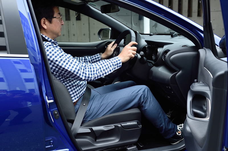 ヤリス（上）とMAZDA2（下）に座ってみたところ。時間が経過するにつれ、シートに対する印象が変わった。ウィンドウに直接投影するヤリスは見た目にもスマート。だが、着座位置によってはウィンドウの歪みに投影した表示類が重なり認識率がわるくなる。一方、MAZDA2は透過度の高い樹脂パネルに投影する方式。慣れるまで視界が部分的に遮られたような感覚になるが、文字は細部に至るまでくっきり。悪天応にも邪魔されない