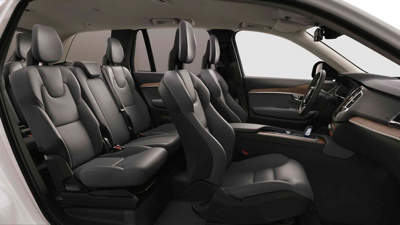 サヴィルグレーメタリックのボディ色に組み合わせられるのはスレートのシートとチャコール/チャコールのインテリア