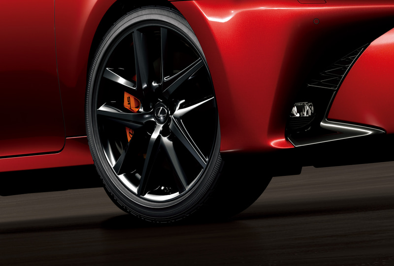 フロント235/40R19＋リア265/35R19タイヤ＆アルミホイール（特別仕様車専用ブラック塗装＋ブラックナット）/フロントバンパーサイドベゼル（特別仕様車専用グロスブラック）