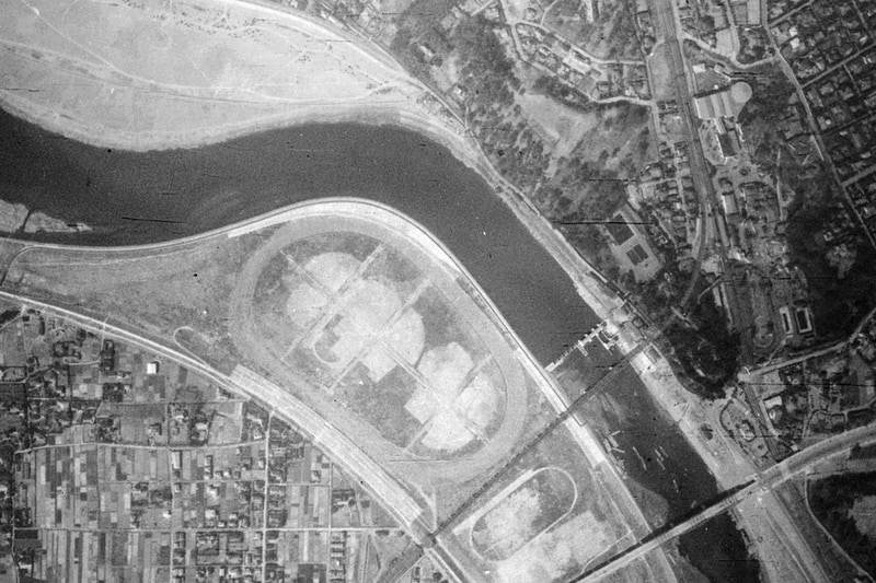 1941年の多摩川スピードウェイ。大会は開催されなくなったがコース周辺に大きは変化はない（<a href="https://mapps.gsi.go.jp/">国土地理院の空中写真閲覧サービス</a>を基に加工して作成）
