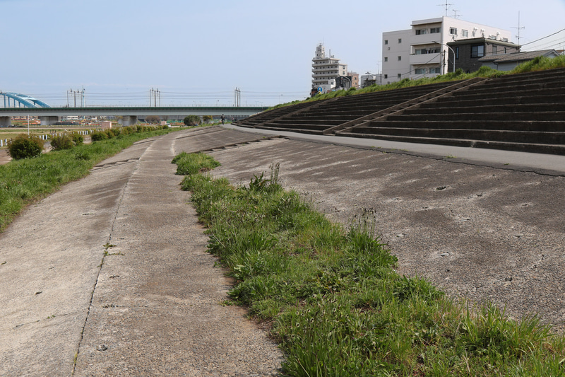 下段はスロープ状になっていて、上段の階段部分よりも傾斜がゆるく見えた
