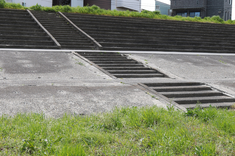 幅の狭い階段が左右に12本