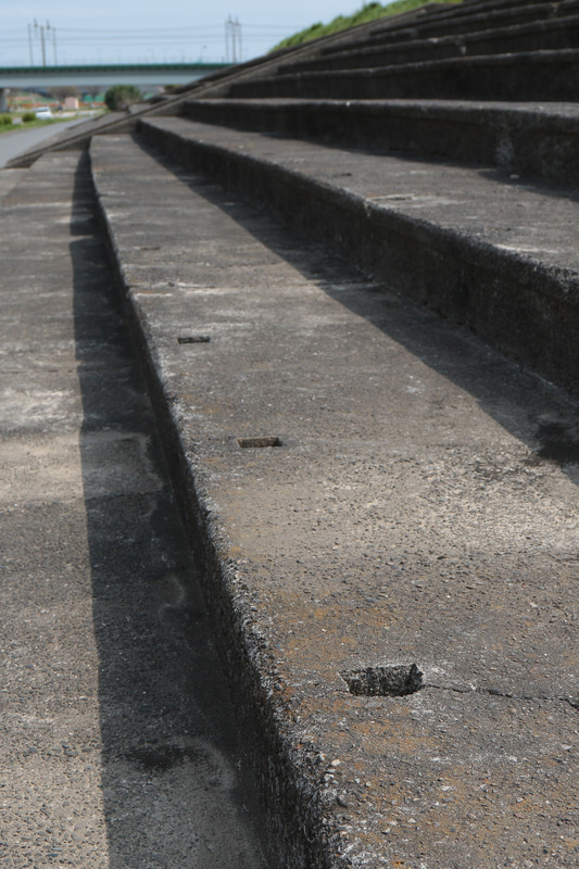 階段部分に一定ピッチで四角い穴が見られる