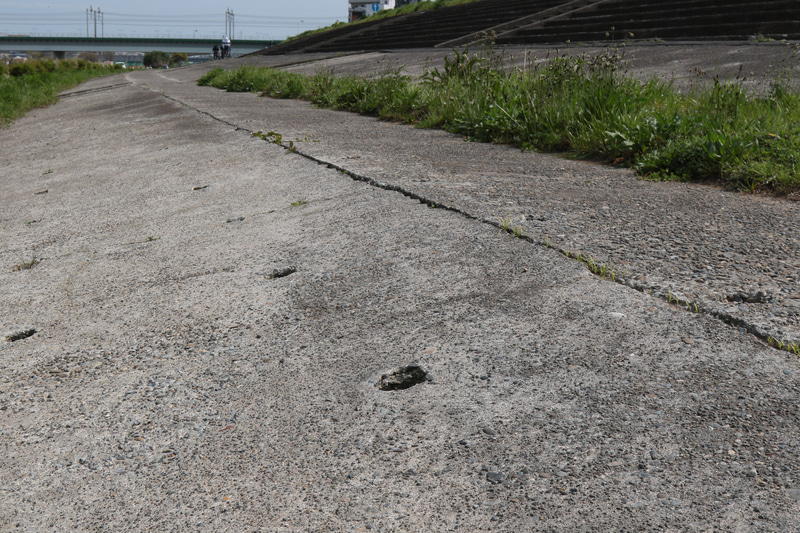 スロープ部分にも一定ピッチで穴が見られるが、やや劣化して四角がくずれ気味