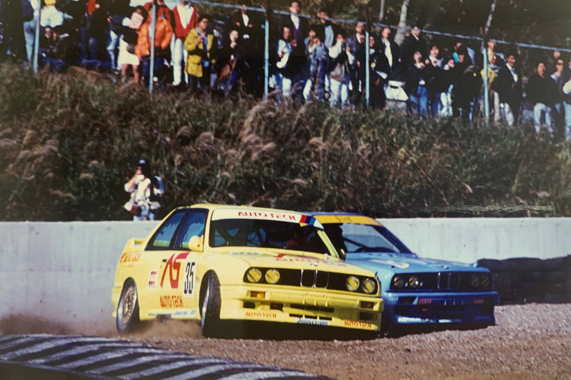 FSWの1コーナーで押し出されて「ナニスンダ！」と泡を食っている私。オートテック号はB-ingがいたのでスピンもせず、グラベルの奥にも行かなかった