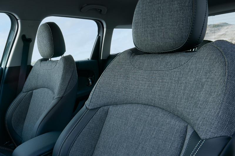 日本初導入のCornwall Edition専用クロス・レザレット・シート・ブラック・パールを採用