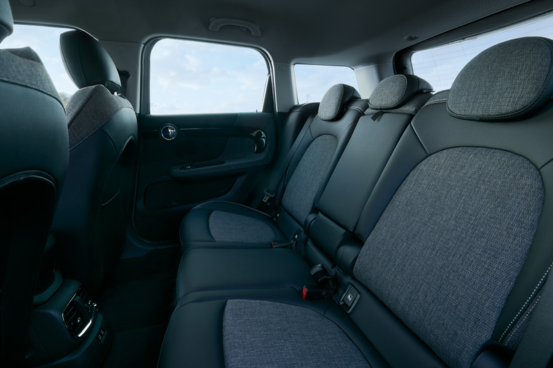 日本初導入のCornwall Edition専用クロス・レザレット・シート・ブラック・パールを採用