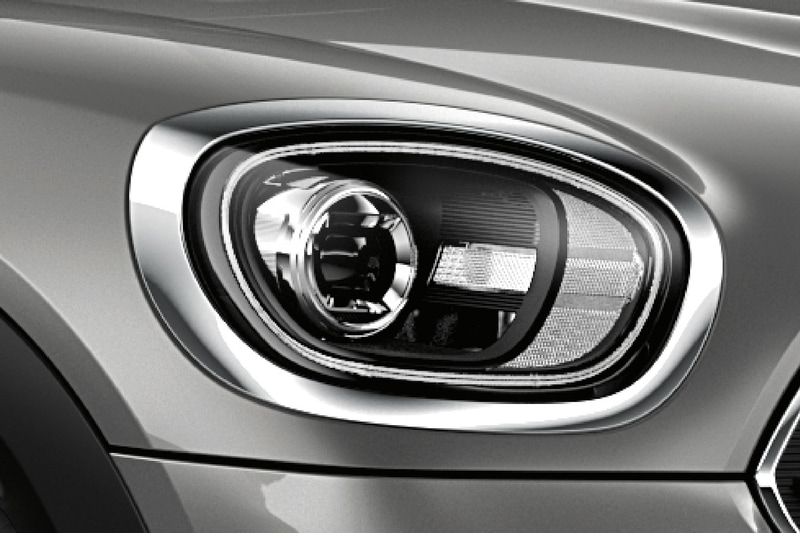 視認性を高める「LEDデイライト・リング」「アダプティブLEDヘッドライト」を装備