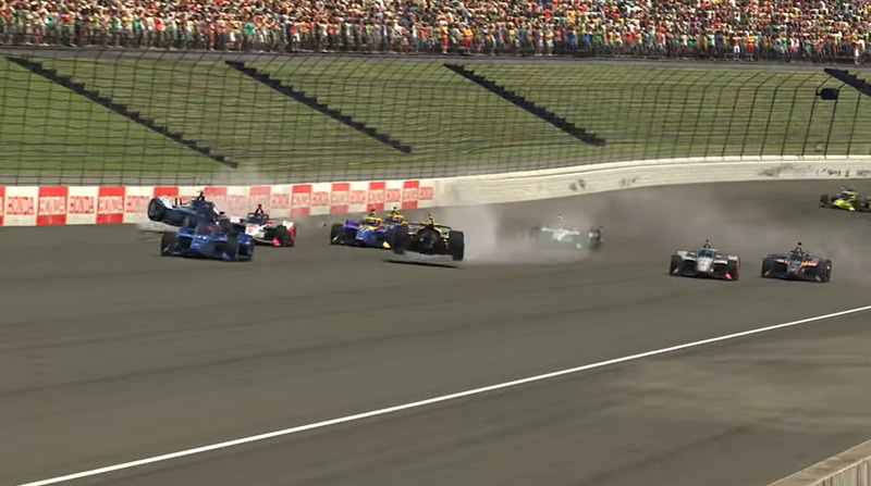 レース序盤でのクラッシュシーン、一番外側の壁近くにいる青い車両が佐藤琢磨選手の車両