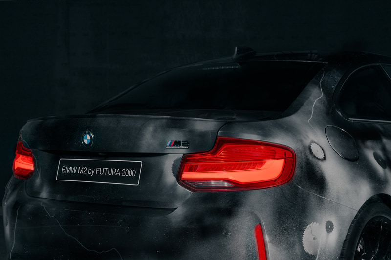 ブラックのボディに稲妻や霧を思わせるシルバーのペイントを設定