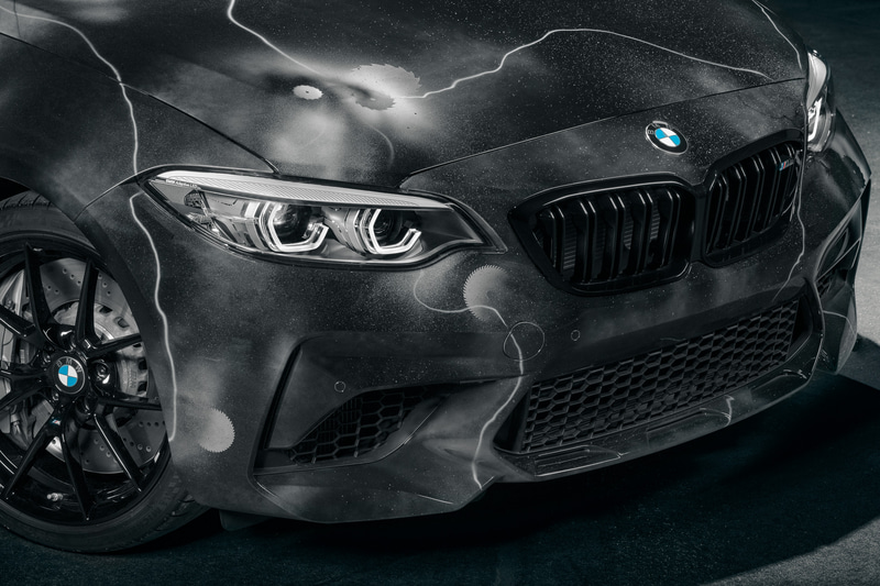 ブラックのボディに稲妻や霧を思わせるシルバーのペイントを設定