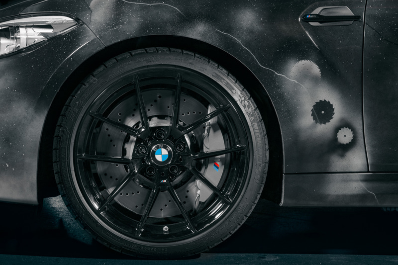 ジェット・ブラック塗装の「19インチ Mライト・アロイ Yスポーク・スタイリング 763M」ホイールを装着