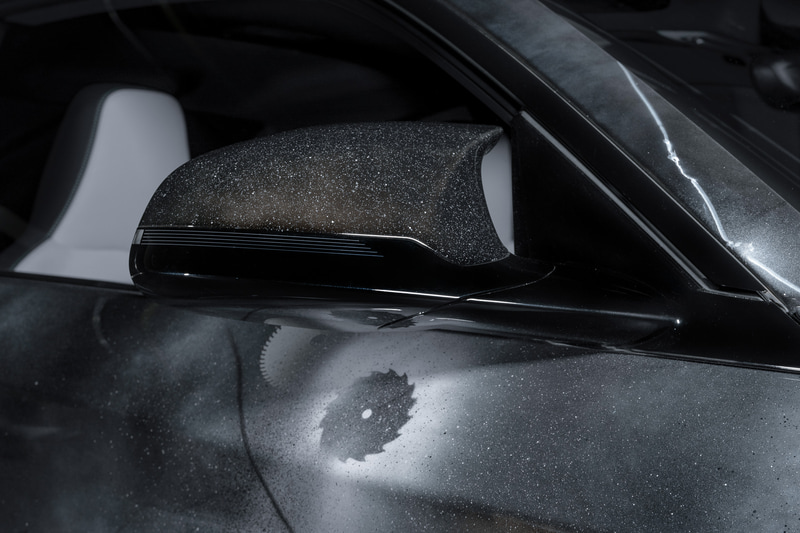 丸いノコギリ刃のようなデザインもボディに散りばめられる