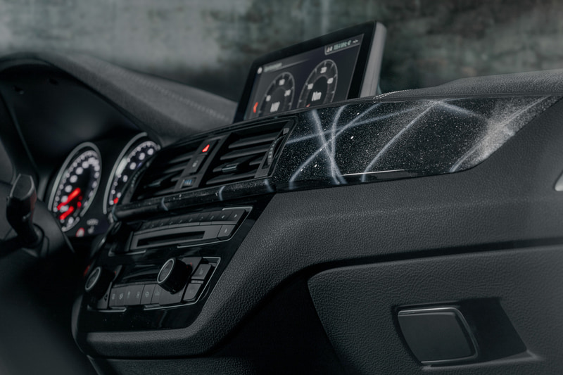 車内も外観同様のコンセプトを採用し、ダッシュボードやセンターコンソールなどにシルバーのラインなどを描く。フロントシートはブラック/アイボリー・ホワイトバイカラー（ポーラー・ブルー・コントラストステッチ付）のダコタ・レザーシート